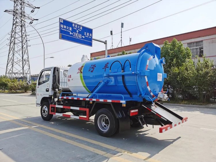 東風福瑞卡4.5方吸污車